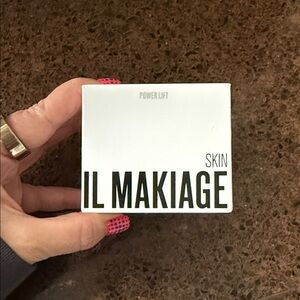 IL MAKIAGE Compact Skin Power Lift - White with Black Logo
